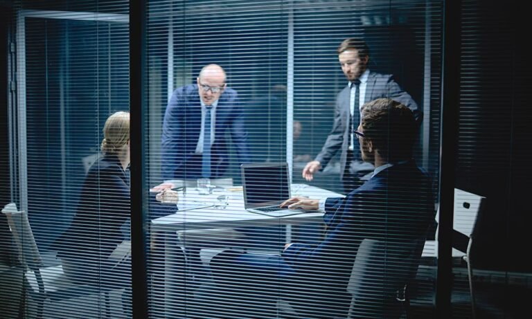 اليستريتر ورسم الخطوط